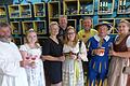 Heike und Thomas Braun (Bildmitte) freuten sich über die Glückwünsche der örtlichen Weinhoheiten und Symbolfiguren sowie des Volkacher Bürgermeisters Peter Kornell