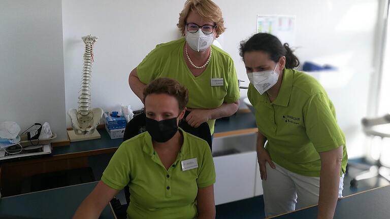 Besprechung mit Mund-Nasen-Schutz: Dorothea Hermle-Hartmann (v.l.), Julia Treiber und Beate Husain Besprechung mit Mund-Nasen-Schutz: Dorothea Hermle-Hartmann (v.l.), Julia Treiber und Beate Husain