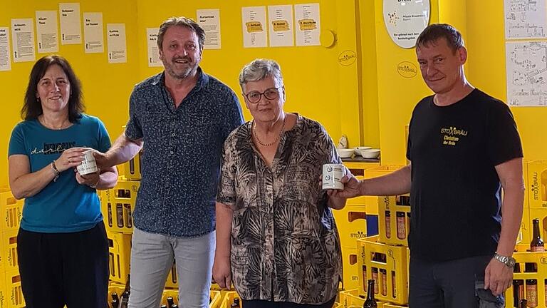 Das Foto zeigt (von links) Michaela Schmitt-Böhm (Stoxbräu), Gregor Koob (Kinderheim Willmars), Brunhilde Hergenhan (Lebenshilfe Rhön-Grabfeld) und Christian Schmitt (Stoxbräu). Das Foto zeigt (von links) Michaela Schmitt-Böhm (Stoxbräu), Gregor Koob (Kinderheim Willmars), Brunhilde Hergenhan (Lebenshilfe Rhön-Grabfeld) und Christian Schmitt (Stoxbräu).