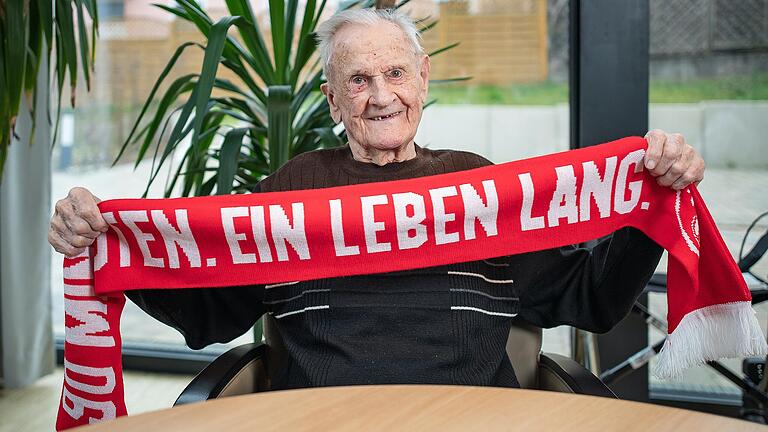 'Ein Leben lang': Bei Georg Knaup trifft das besser zu als bei den meisten Anderen. Der 99-Jährige ist seit 90 Jahren Mitglied bei den Würzburger Kickers. 'Ein Leben lang': Bei Georg Knaup trifft das besser zu als bei den meisten Anderen. Der 99-Jährige ist seit 90 Jahren Mitglied bei den Würzburger Kickers. 