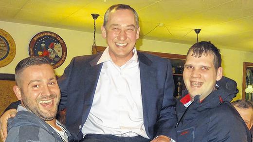 Tragfähig: Einen klaren Wahlsieg bescherten die Albertshöfer Bürger ihrem alten und neuen Bürgermeister Horst Reuther. Tragfähig: Einen klaren Wahlsieg bescherten die Albertshöfer Bürger ihrem alten und neuen Bürgermeister Horst Reuther.