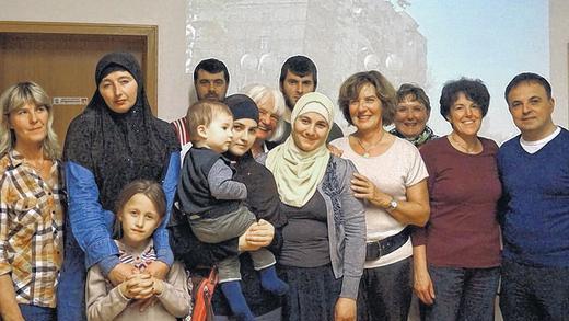 Kinder sind ihr eine Herzensangelegenheit: Friedensaktivistin Barbara Gladysch (zwischen den beiden tschetschenischen Frauen) in Reihen engagierter Frauen des Dingolshäuser Bündnisses für Menschlichkeit, Bürgermeister Lothar Zachmann und einiger der tschetschenischen erwachsenen Flüchtlinge und Kindern.Gerald Effertz Kinder sind ihr eine Herzensangelegenheit: Friedensaktivistin Barbara Gladysch (zwischen den beiden tschetschenischen Frauen) in Reihen engagierter Frauen des Dingolshäuser Bündnisses für Menschlichkeit, Bürgermeister Lothar Zachmann und einiger der tschetschenischen erwachsenen Flüchtlinge und Kindern.Gerald Effertz