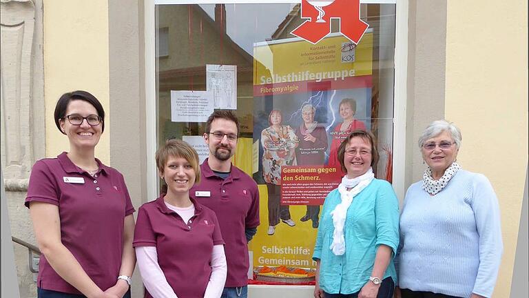 SHG Fibromyalgie präsentiert sich im Schaufenster - (gh) Seit einigen Tagen ist das dritte Schaufenster der Aktion „Selbsthilfegruppen gestalten Apothekenschaufenster“ von der Selbsthilfegruppe Fibromyalgie in der Marien-Apotheke in Eltmann zu bestaunen. Der Inhaber der Marien Apotheke, Stephan Schmitt, war sofort begeistert von der Idee. Sabine Hübner (Zweite von rechts), die zusammen mit Margit Gleber (rechts) seit über fünf Jahren die Selbsthilfegruppe leitet: „Fibromyalgie ist ein Beschwerdekomplex, bei dem starke Muskelschmerzen im ganzen Körper auftreten können. Der Austausch in unserer Selbsthilfegruppe hilft uns sehr. Hier können wir so sein, wie wir sind, können offen über unsere Probleme reden.“ Infos zur Gruppe sind über die KOS erhältlich: ? (0 95 21) 2 73 13 ode r 2 72 57, www.selbsthilfe-hassberge.de. Links im Bild: (von links) Stefanie Burkard, Anja Beck und Filialleiter Adrian Roßner. SHG Fibromyalgie präsentiert sich im Schaufenster - (gh) Seit einigen Tagen ist das dritte Schaufenster der Aktion „Selbsthilfegruppen gestalten Apothekenschaufenster“ von der Selbsthilfegruppe Fibromyalgie in der Marien-Apotheke in Eltmann zu bestaunen. Der Inhaber der Marien Apotheke, Stephan Schmitt, war sofort begeistert von der Idee. Sabine Hübner (Zweite von rechts), die zusammen mit Margit Gleber (rechts) seit über fünf Jahren die Selbsthilfegruppe leitet: „Fibromyalgie ist ein Beschwerdekomplex, bei dem starke Muskelschmerzen im ganzen Körper auftreten können. Der Austausch in unserer Selbsthilfegruppe hilft uns sehr. Hier können wir so sein, wie wir sind, können offen über unsere Probleme reden.“ Infos zur Gruppe sind über die KOS erhältlich: ? (0 95 21) 2 73 13 ode r 2 72 57, www.selbsthilfe-hassberge.de. Links im Bild: (von links) Stefanie Burkard, Anja Beck und Filialleiter Adrian Roßner.