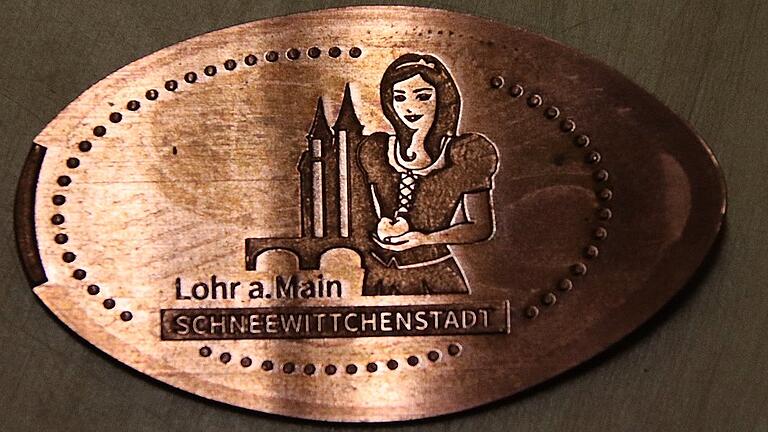 Eine gewalzte Souvenirmünze mit dem Lohrer Schneewittchen.