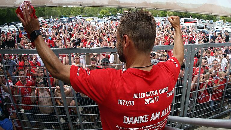 Fanliebling: Michael Schiele wird von den vor dem Stadion versammelten Anhängern gefeiert.