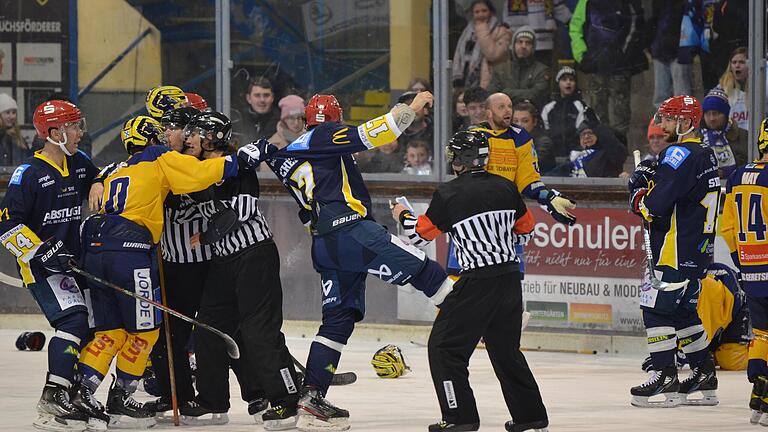 Viel Aufregung 36 Sekunden vor Ende des zweiten Drittels: Nach einem Check von Schweinfurts Sean Fischer gegen den Geretsrieder Jakub Rezac. Fischer und Gästespieler Horvath gerieten aneinander und erhielten beide eine Matchstrafe. Viel Aufregung 36 Sekunden vor Ende des zweiten Drittels: Nach einem Check von Schweinfurts Sean Fischer gegen den Geretsrieder Jakub Rezac. Fischer und Gästespieler Horvath gerieten aneinander und erhielten beide eine Matchstrafe.