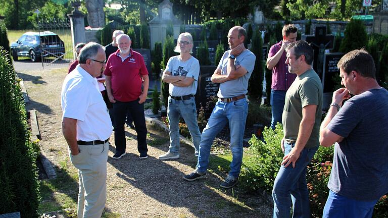 Vor ihrer Sitzung am Montag inspizierten die Mitglieder des Sulzheimer Gemeinderats den Friedhof am Ortsrand von Sulzheim. Dort sind die Wege nicht mehr schön und sollen kostengünstig erneuert werden. Vor ihrer Sitzung am Montag inspizierten die Mitglieder des Sulzheimer Gemeinderats den Friedhof am Ortsrand von Sulzheim. Dort sind die Wege nicht mehr schön und sollen kostengünstig erneuert werden.