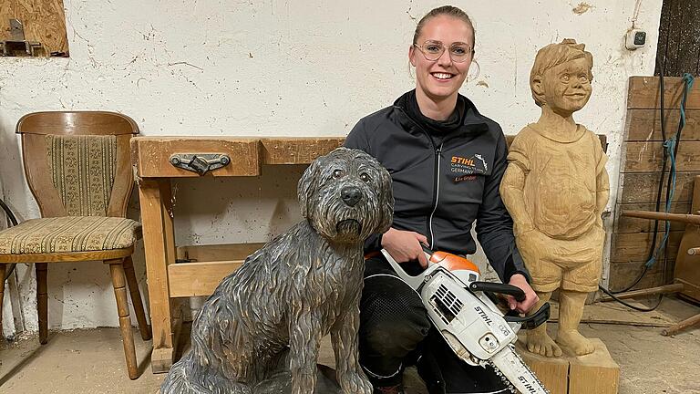 Für andere ist die Motorsäge nur ein grobes Werkzeug, doch Lisa Gruber aus Neustadt schafft mit ihr lebensecht wirkende Skulpturen. Für andere ist die Motorsäge nur ein grobes Werkzeug, doch Lisa Gruber aus Neustadt schafft mit ihr lebensecht wirkende Skulpturen.