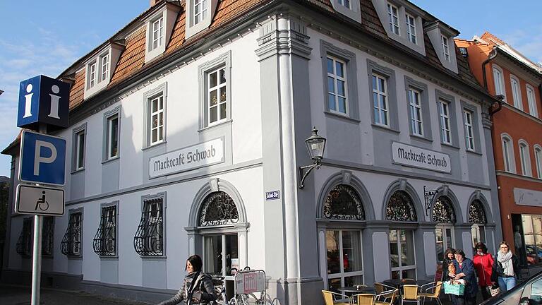 Die Bäckerei Schmitt aus Frankenwinheim übernimmt das Marktcafe in Gerolzhofen von der Dingolshäuser Bäckerei Schwab. Die Bäckerei Schmitt aus Frankenwinheim übernimmt das Marktcafe in Gerolzhofen von der Dingolshäuser Bäckerei Schwab.
