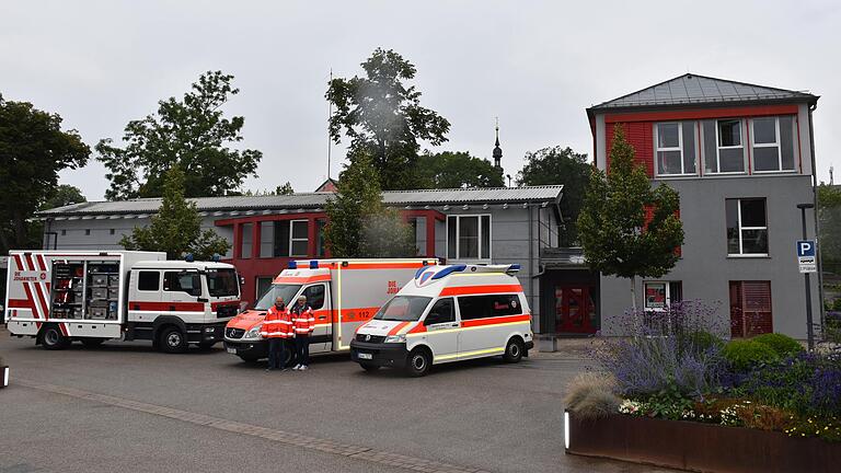 Modernes Gebäude, moderne Fahrzeuge. Dienststellenleiter Olaf Mauer und Sachgebietsleiter Ausbildung und Lehrbeauftragter Jochen Hawesch vor der Kulisse der heutigen JUH und mit einer kleinen Auswahl der wichtigsten Fahrzeuge. Modernes Gebäude, moderne Fahrzeuge. Dienststellenleiter Olaf Mauer und Sachgebietsleiter Ausbildung und Lehrbeauftragter Jochen Hawesch vor der Kulisse der heutigen JUH und mit einer kleinen Auswahl der wichtigsten Fahrzeuge.