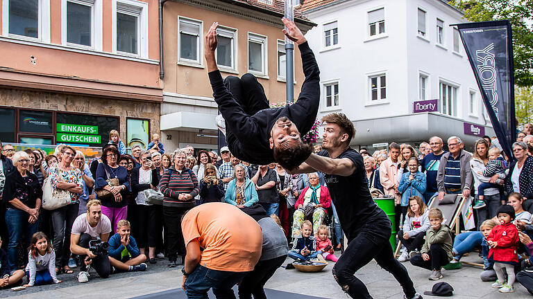 Zeitgleich zum City-Flohmarkt der Einzelhändler fand in der Innenstadt heute das Straßenmusikfestival 'Schweinfurt bunt erleben' statt. Die Besucher genossen ein abwechslungsreiches Programm mit Straßenmusik und Tanz. Einer der Höhepunkte war der Auftritt der DDC - Breakdancer in der Spitalstraße in Schweinfurt.