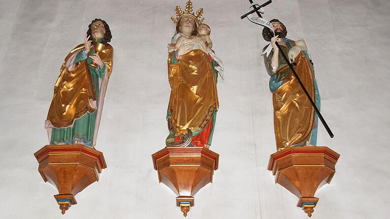 Die Skulpturen der Evangelisten aus der Riemenschneiderwerkstatt Johannes, Marias und Johannes des Täufers stehen im sogenannten Mönchschor auf Podesten hoch an der Wand. Sie wurden im Auftrag des Förderkreises für das Kloster restauriert. Die Skulpturen der Evangelisten aus der Riemenschneiderwerkstatt Johannes, Marias und Johannes des Täufers stehen im sogenannten Mönchschor auf Podesten hoch an der Wand. Sie wurden im Auftrag des Förderkreises für das Kloster restauriert. 