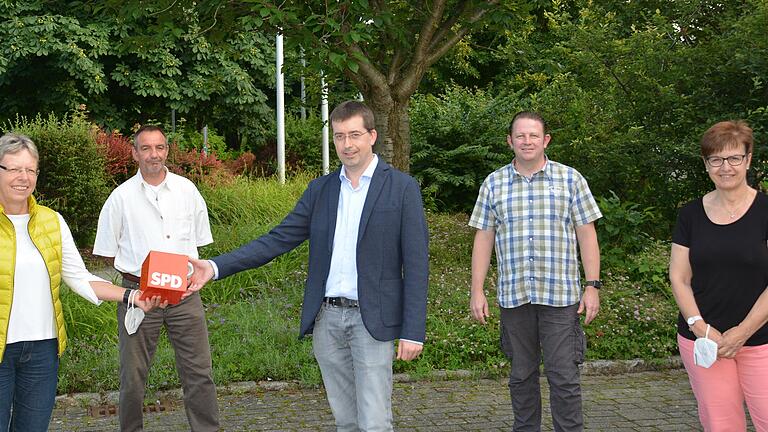 Bei der Versammlung des SPD-Ortsvereins Iphofen fanden auch Wahlen statt. Im Bild (von links): Schriftführerin Karin Jung, stellvertretender Vorsitzender Markus Pusch, Vorsitzender Dr. Jürgen Kößler, Kassier Marc-André Behrendt, Kassenprüferin Carmen Thein. Bei der Versammlung des SPD-Ortsvereins Iphofen fanden auch Wahlen statt. Im Bild (von links): Schriftführerin Karin Jung, stellvertretender Vorsitzender Markus Pusch, Vorsitzender Dr. Jürgen Kößler, Kassier Marc-André Behrendt, Kassenprüferin Carmen Thein.