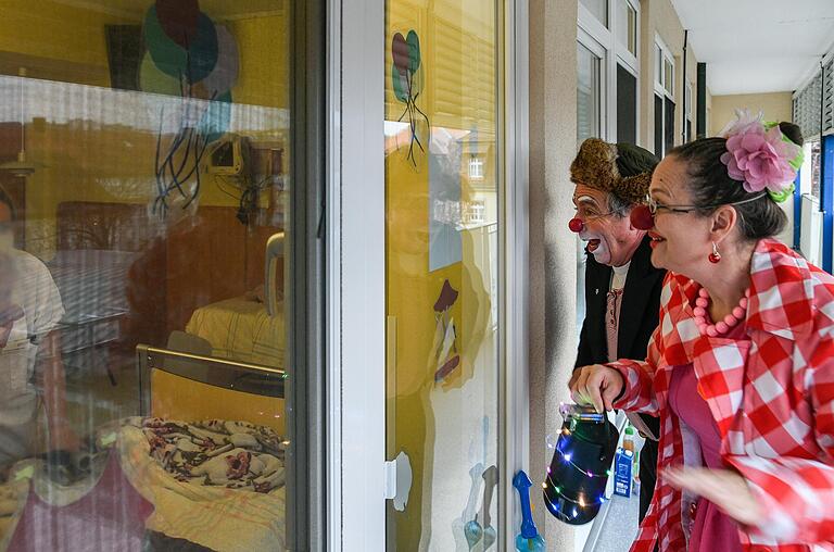 Wegen der Pandemie dürfen die Würzburger Clowns aktuell nur auf den Balkonen spielen.