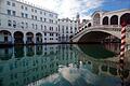 Venedig.jpeg       -  Unverwechselbar: Venedig ist wegen seiner Wasserstraßen einzigartig, hier ist die Rialto-Brücke über dem Canal Grande zu sehen.