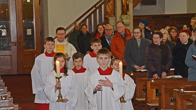 Insgesamt drei Gottesdienste feierte Dekan Andreas Krefft an Heiligabend. Zunächst in der Stadtpfarrkirche Maria Himmelfahrt Bad Neustadt mit Kinderkrippenfeier und Christmette, danach die Christmette in der Kirche von Hohenroth. Zuvor gab es jeweils Instruktionen für die Kinder, Minstranten, sowie Lektoren und Organisten