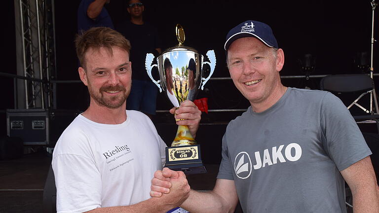OB Stefan Güntner (rechts) gratulierte Simon Haag zum Pokalgewinn.