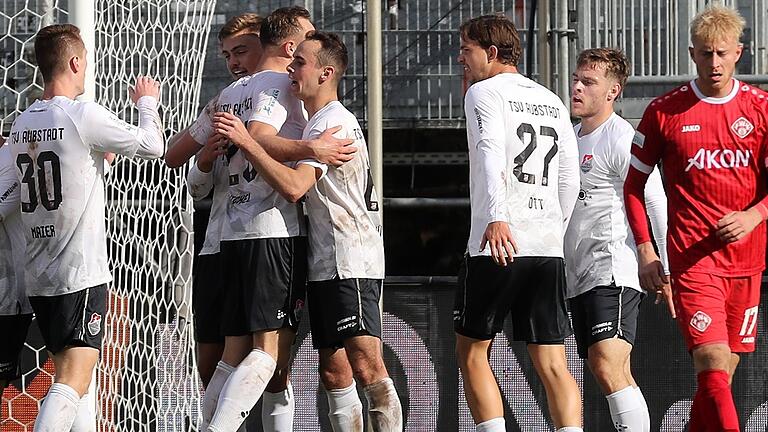 Der TSV Aubstadt (von links Loris Maier, Max Grimm, Marco Nickel, Marcel Volkmuth, Nico Ott und Luca Atzori) sicherte sich dank eines späten Treffers einen Punkt bei den Würzburger Kickers (rechts Jonas Wieselsberger). Der TSV Aubstadt (von links Loris Maier, Max Grimm, Marco Nickel, Marcel Volkmuth, Nico Ott und Luca Atzori) sicherte sich dank eines späten Treffers einen Punkt bei den Würzburger Kickers (rechts Jonas Wieselsberger).