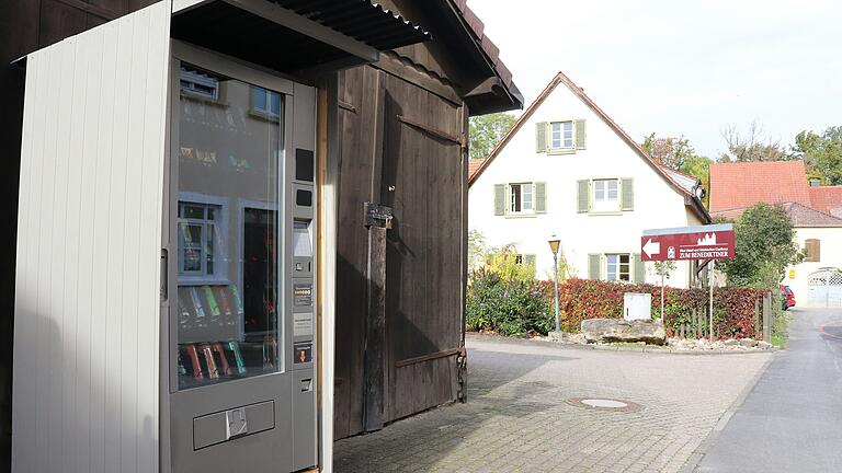 Der Getränkeautomat hinter der Gaststätte Benediktiner in Münsterschwarzach in der Nähe des Gymnasiums enthält auch Energy-Drinks – was eine Diskussion auslöste. Der Getränkeautomat hinter der Gaststätte Benediktiner in Münsterschwarzach in der Nähe des Gymnasiums enthält auch Energy-Drinks – was eine Diskussion auslöste.