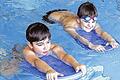 Mit dem Brett aufs Wasser legen: Das Projekt nennt sich &bdquo;Schwimm fix&ldquo;. Zu den sechs Pilotschulen, die im Schuljahr 2014/15 das Projekt testweise erstmalig umsetzten, war auch die Eichendorffschule Gerbrunn; im Bild; Julian und Lacar beim Schwimm-Unterricht.