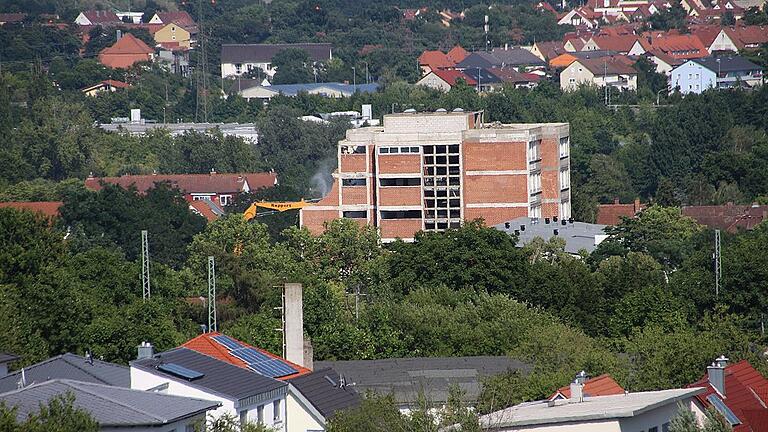 Vorher: Die alte Realschule in Kitzingen vor dem Abbruch. Das Gebäude prägte das Mühlberggebiet. Foto: Siegfried Sebelka Vorher: Die alte Realschule in Kitzingen vor dem Abbruch. Das Gebäude prägte das Mühlberggebiet. Foto: Siegfried Sebelka