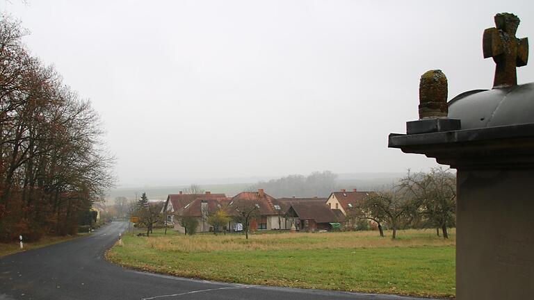 An der Straße von Kleinwenkheim in Richtung Fridritt soll bald ein kleines neues Baugebiet entstehen. Thomas Malz       -  An der Straße von Kleinwenkheim in Richtung Fridritt soll bald ein kleines neues Baugebiet entstehen. Thomas Malz