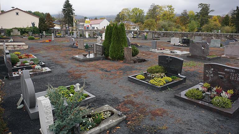 Schön ist es derzeit auf dem Bischofsheimer Friedhof mit den vielen Freiflächen und dem Unkraut nicht. Aber ein Friedhofumbau dauert seine Zeit, da Ruhefristen der Gräber eingehalten werden müssen. Schön ist es derzeit auf dem Bischofsheimer Friedhof mit den vielen Freiflächen und dem Unkraut nicht. Aber ein Friedhofumbau dauert seine Zeit, da Ruhefristen der Gräber eingehalten werden müssen.