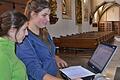 Katharina Hartl und Nadine Griesinger hier am Laptop in der Stadtpfarrkirche Bad Königshofen, wo die Daten eingespeist werden