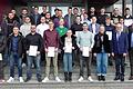 Die Besten der Besten waren in die Jakob-Preh-Berufsschule Bad Neustadt geladen, um ihre Auszeichnungen entgegenzunehmen. Vorne von rechts stellvertretender Schulleiter Christian Stöhr, stellvertretender Landrat Bruno Altrichter und Hildegard Steinhard, Vorsitzende des Fördervereins.