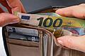 Geld.jpeg       -  Wer den Partner verliert, kann gegebenenfalls Witwenrente beantragen. Aber wie viel Witwenrente bekommt man, wenn man selbst Rente bekommt?