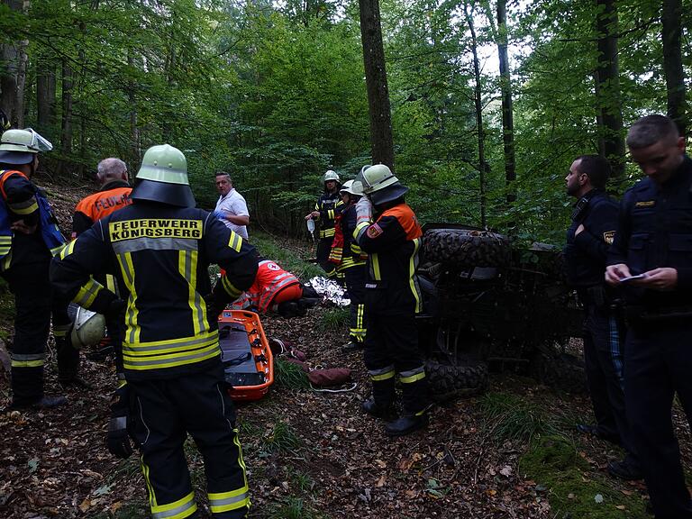 Etwa 30 Männer und Frauen von Feuerwehr, Bergwacht, Rettungsdienst und Polizei waren am Sonntagabend beim Quad-Unfall nahe Königsberg im Einsatz. Etwa 30 Männer und Frauen von Feuerwehr, Bergwacht, Rettungsdienst und Polizei waren am Sonntagabend beim Quad-Unfall nahe Königsberg im Einsatz.