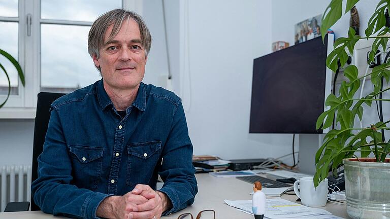 Prof. Christophe Zimmer hat für seine KI-gestützte Forschung zu neuen Antibiotika den renommierten Synergy Grant des Europäischen Forschungsrates erhalten. Prof. Christophe Zimmer hat für seine KI-gestützte Forschung zu neuen Antibiotika den renommierten Synergy Grant des Europäischen Forschungsrates erhalten.