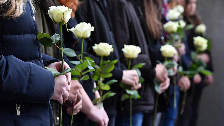 In Berichten über Amoktaten und anderen Verbrechen gilt es Opfer zu schützen und keine Sensationslust zu bedienen. Das Archivfoto, das die notwendige Sensibilität aufzeigt, entstand bei einer Gedenkfeier 2017 in Erfurt (Thüringen), 15 Jahre nach dem Amoklauf am Gutenberg-Gymnasium. In Berichten über Amoktaten und anderen Verbrechen gilt es Opfer zu schützen und keine Sensationslust zu bedienen. Das Archivfoto, das die notwendige Sensibilität aufzeigt, entstand bei einer Gedenkfeier 2017 in Erfurt (Thüringen), 15 Jahre nach dem Amoklauf am Gutenberg-Gymnasium. 