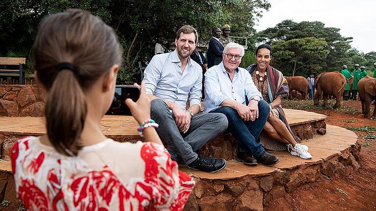 Bundespräsident Steinmeier in Kenia       -  Tochter Malaika macht ein Erinnerungsfoto: Dirk Nowitzki und seine Ehefrau Jessica Olsson mit Bundespräsident Frank-Walter Steinmeier während des Besuchs eines Elefanten-Waisenhauses im Nairobi Nationalpark.