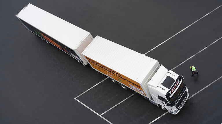 Kritiker des Mega-Trucks mahnen an, dass der Liner schlecht für die Umwelt sei und wegen seines Gewichts die Straßen stärker belaste, als herkömmliche Lastkraftwagen. Kritiker des Mega-Trucks mahnen an, dass der Liner schlecht für die Umwelt sei und wegen seines Gewichts die Straßen stärker belaste, als herkömmliche Lastkraftwagen. 