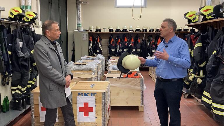 In regelmäßigen Podcasts informiert Arbeitsdirektor Harald Speck (links) die Belegschaft, was mit deren Spenden geschieht. Hier im Gespräch mit dem Chef der SKF-Werkfeuerwehr Andreas Lang, der Helme und Schutzausrüstung mit auf den Weg gebracht hatte. Diese Hilfsgüter gehen in großen Teilen an zivile Einrichtungen der Stadt Lutsk. In regelmäßigen Podcasts informiert Arbeitsdirektor Harald Speck (links) die Belegschaft, was mit deren Spenden geschieht. Hier im Gespräch mit dem Chef der SKF-Werkfeuerwehr Andreas Lang, der Helme und Schutzausrüstung mit auf den Weg gebracht hatte. Diese Hilfsgüter gehen in großen Teilen an zivile Einrichtungen der Stadt Lutsk.