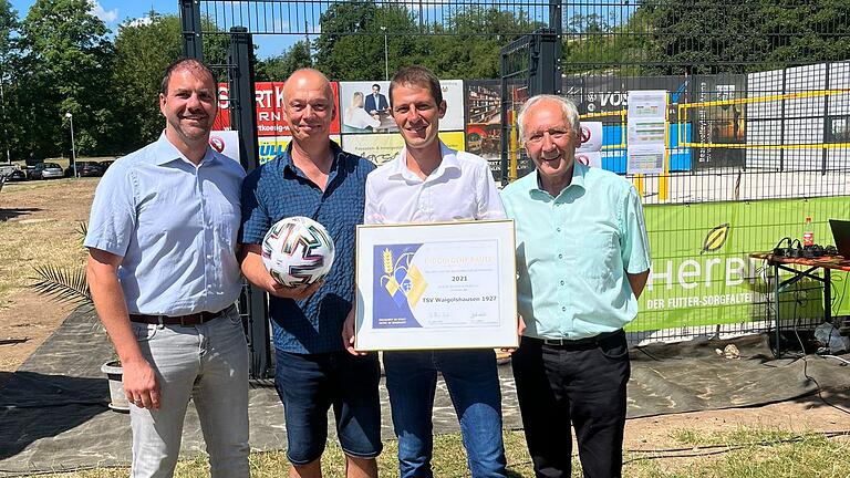 Bürgermeister Christian Zeißner, Michael Zeck, Thomas Klein (Vorstände TSV Waigolshausen), Toni Adelhardt (Bezirksreferent des Bayerischen Fußballverbands und Ehrenamtsbeauftragte des Fußballkreises Schweinfurt). Bürgermeister Christian Zeißner, Michael Zeck, Thomas Klein (Vorstände TSV Waigolshausen), Toni Adelhardt (Bezirksreferent des Bayerischen Fußballverbands und Ehrenamtsbeauftragte des Fußballkreises Schweinfurt).