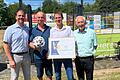 Bürgermeister Christian Zeißner, Michael Zeck, Thomas Klein (Vorstände TSV Waigolshausen), Toni Adelhardt (Bezirksreferent des Bayerischen Fußballverbands und Ehrenamtsbeauftragte des Fußballkreises Schweinfurt).