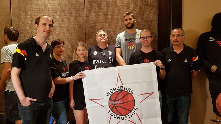 2019 waren die Würzburger Fans auch bei der WM in China. Hier sind die beiden mit dem Würzburger NBA-Profi Maximilian Kleber. 2019 waren die Würzburger Fans auch bei der WM in China. Hier sind die beiden mit dem Würzburger NBA-Profi Maximilian Kleber.