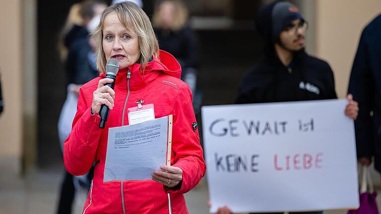 Sabine Dreibholz, die fachliche Leiterin des Frauenhauses Main-Rhön beim&nbsp; Flashmob 'One Billion Rising' auf dem Schweinfurter Marktplatz im Februar. 2021 war kein einfaches Jahr für die Einrichtung und das Team, sagt sie in ihrem Jahresbericht.&nbsp;