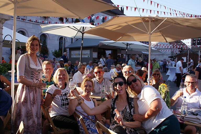 Nach der offiziellen Eröffnung begab sich Weinprinzessin Anna-Lena Zehnter auf ihre Runde durch das Weinfest, um mit den zahlreichen Besucherinnen und Besuchern anzustoßen.