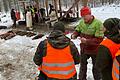 Im Lohrer Stadtwald erhielt die georgische Delegation Eindrücke von Organisation und Ablauf einer großen Drückjagd. Wildbiologe Niels Hahn erklärte am Streckenplatz den Besuchern Details zur Vermarktung des Wildfleisches.