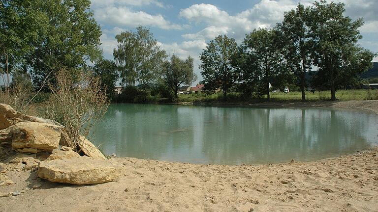 Ein einladender Sandstrand am Krebssee wartet auf die Badegäste und erleichtert den Zugang zum Badesee. Ein einladender Sandstrand am Krebssee wartet auf die Badegäste und erleichtert den Zugang zum Badesee. 
