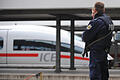 ICE-Strecke bei Nürnberg manipuliert       -  ARCHIV - 18.11.2010, Bayern, München: ILLUSTRATION - Zwei Polizisten stehen im Hauptbahnhof vor einem ICE. (zu dpa 'ICE-Strecke bei Nürnberg manipuliert - Drohschreiben gefunden' vom 29.10.2018) Foto: Andreas Gebert/dpa +++ dpa-Bildfunk +++