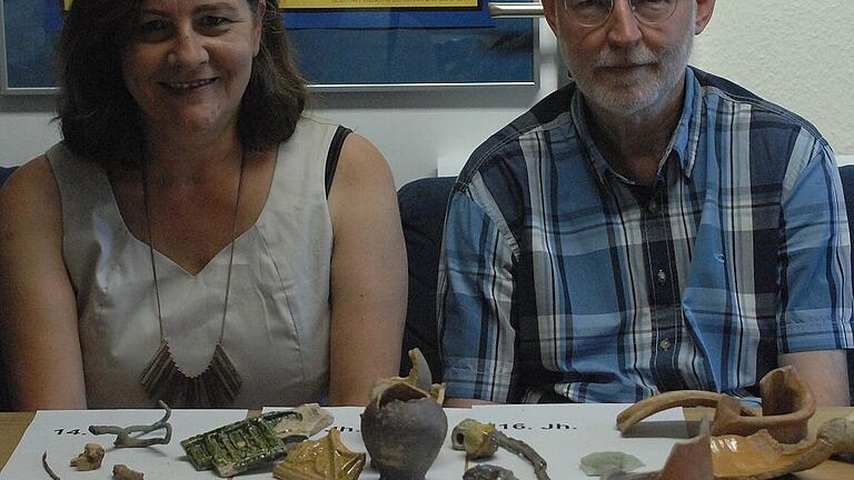 Eine Auswahl der Funde aus sieben Jahrhunderten haben Barbara Grimm und Leonhard Tomczyk zusammengestellt und in etwa zugeordnet – von der Ritterspore aus dem 14. bis hin zum Likörfläschchen aus dem 20. Jahrhundert. Eine Auswahl der Funde aus sieben Jahrhunderten haben Barbara Grimm und Leonhard Tomczyk zusammengestellt und in etwa zugeordnet – von der Ritterspore aus dem 14. bis hin zum Likörfläschchen aus dem 20. Jahrhundert.