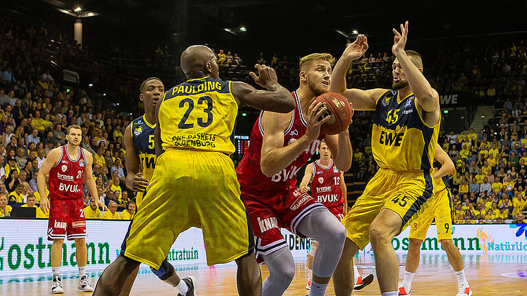 Basketball - easyCredit BBL - EWE Baskets Oldenburg - s.Oliver Wuerzburg       -  Deutschland, Oldenburg, EWE Arena, 26.09.2019, Basketball - easyCredit BBL - EWE Baskets Oldenburg - s.Oliver Wuerzburg

Bild: v. l. Rickey Paulding (EWE Baskets Oldenburg, #23), Lucas Fischer (s.Oliver Würzburg, #) und Nathan Boothe (EWE Baskets Oldenburg, #35)