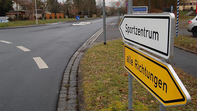 Hinter dem Sportzentrum Hammelburg soll der neue Schulcampus entstehen.
