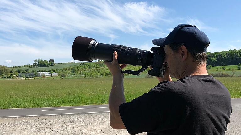 Stefan Laubender kümmert sich um die in Wipfeld, Grafenrheinfeld, Hirschfeld und Heidenfeld&nbsp; brütenden Storchenpaare. Hier fotografiert er Storch Casa beim Landeanflug auf&nbsp; Wipfeld.