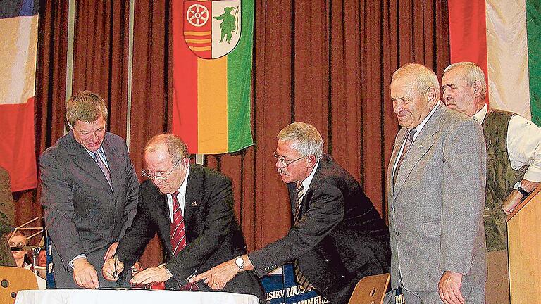 Im Oktober 2003 wird die Partnerschaft zwischen Frammersbach und Nadasch offiziell besiegelt.