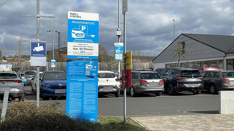 Kameras, Kennzeichenerkennung, aushängende AGBs – wer auf dem Parkplatz länger als 90 Minuten parkt, muss mit einer Vertragsstrafe rechnen, egal zu welcher Tages- und Nachtzeit.